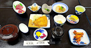 Abendessen im Shukubō 宿坊 - Tempel 37 Iwamotoji 岩本寺